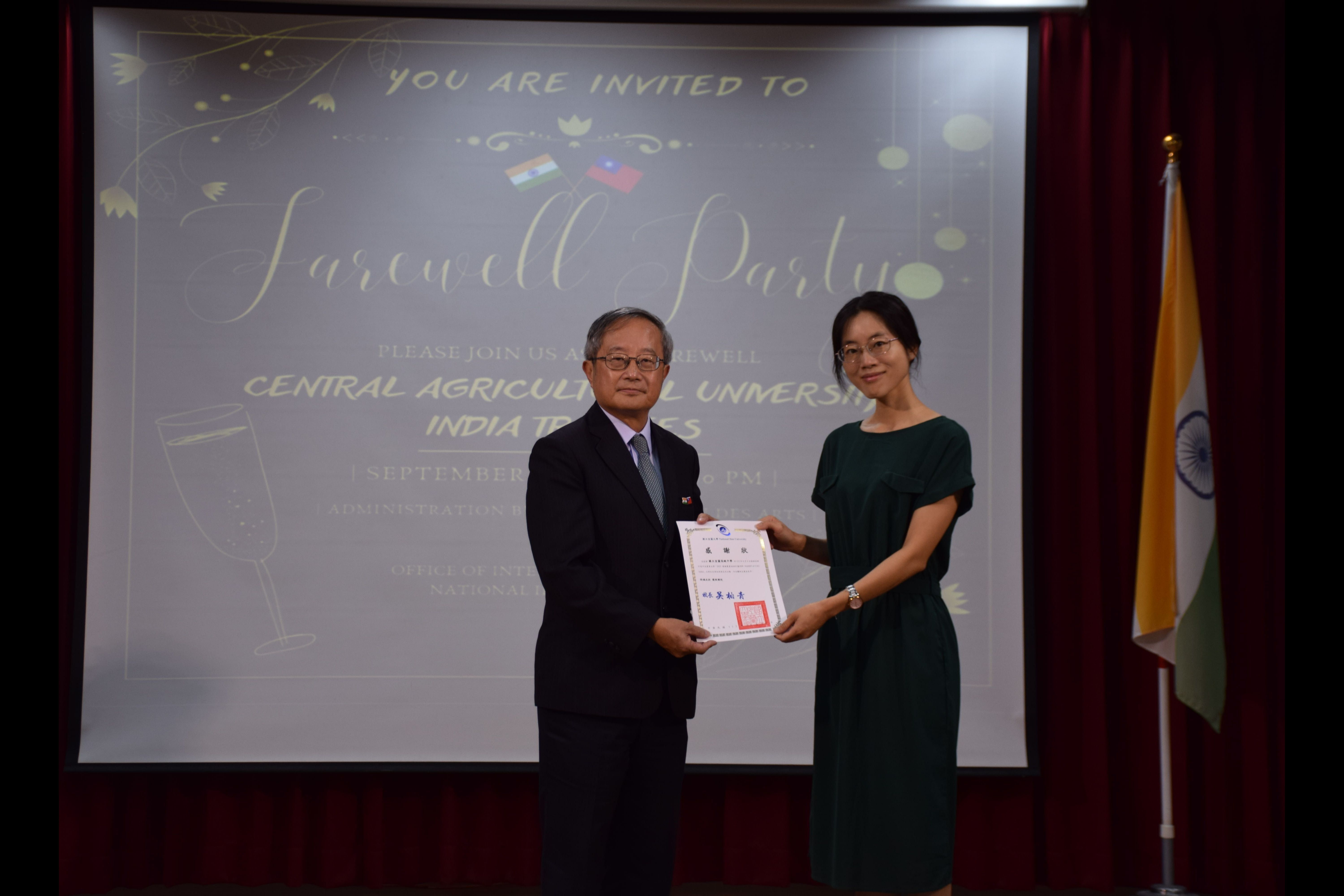 吳柏青校長頒發感謝狀予國立宜蘭高級中學，由楊惠雯教務主任代表領取
