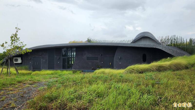 國立宜蘭大學城南校區「機電中心」，有人形容像是「霍爾的移動城堡」。（記者游明金攝）