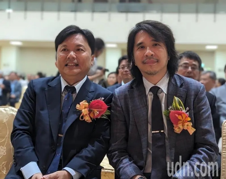 教育部政務次長葉丙成（右）出席宜蘭大學新任校長陳威戎（左）就職典禮。記者陳敬丰／攝影