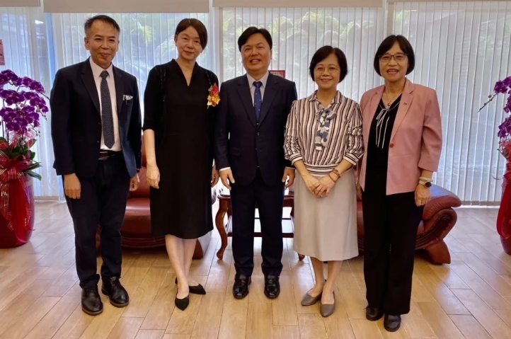 宜蘭大學校長陳威戎(中)表示，感謝吳柏青校長過去8年的領導與歷任校長帶領師生奠基，在宜大即將邁向百周年的關鍵時刻，將持續開創新局。希望打造用心傾聽與時刻思考精進的團隊，凝聚師生向心力。
