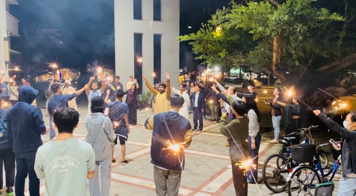 與會來賓高舉仙女棒互祝幸福