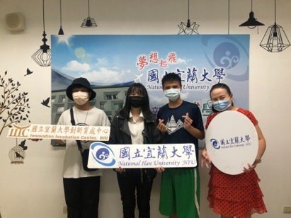 學生團隊「原民樂科技」與指導老師、生物資源學院原住民專班主任陳怡伶（右一）合影。 宜大創新育成中心/提供。