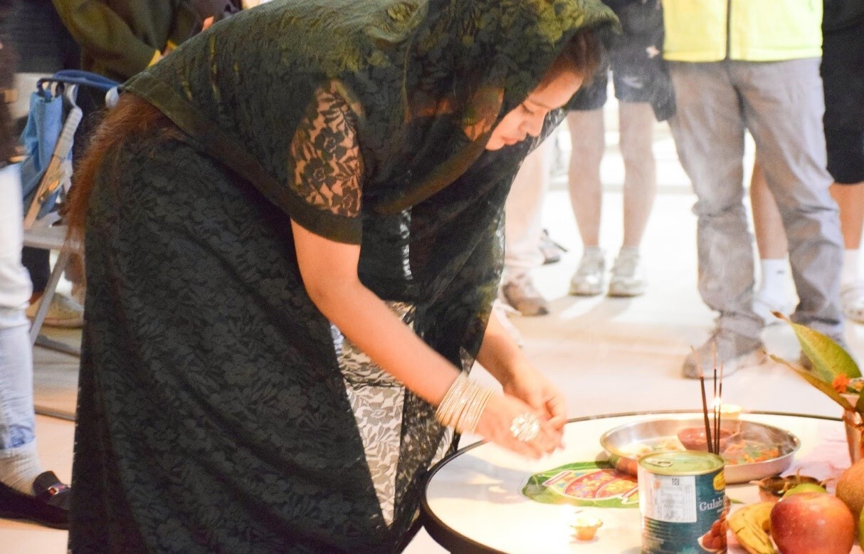 印度學生舒米夏示範祭拜儀式