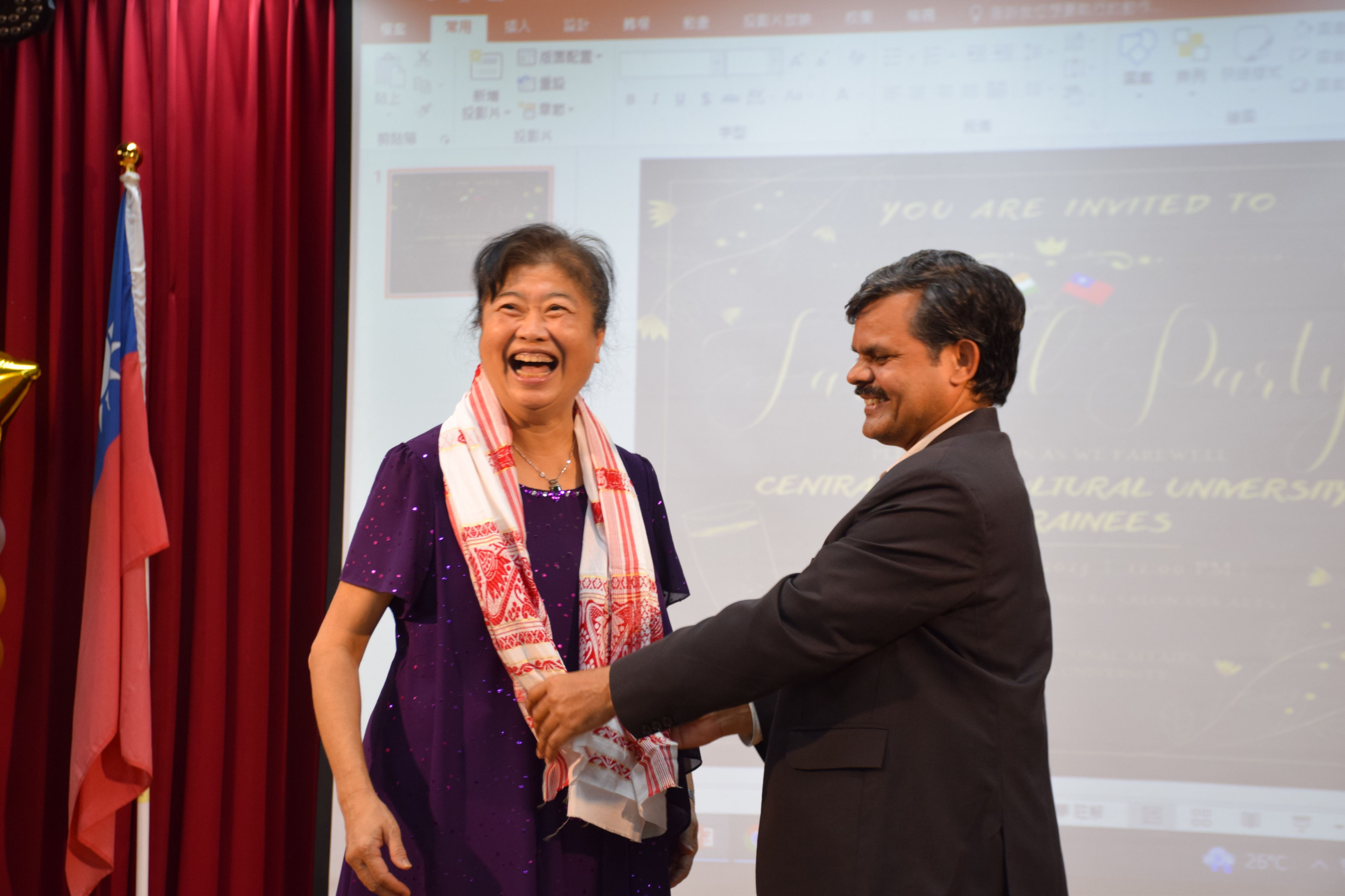 本次培訓營台方計畫主持人陳淑德教授(Prof. Su-Der Chen)獲贈印度披巾(右為印度中央農業大學訪問學者Prof. Gireesh Chand)