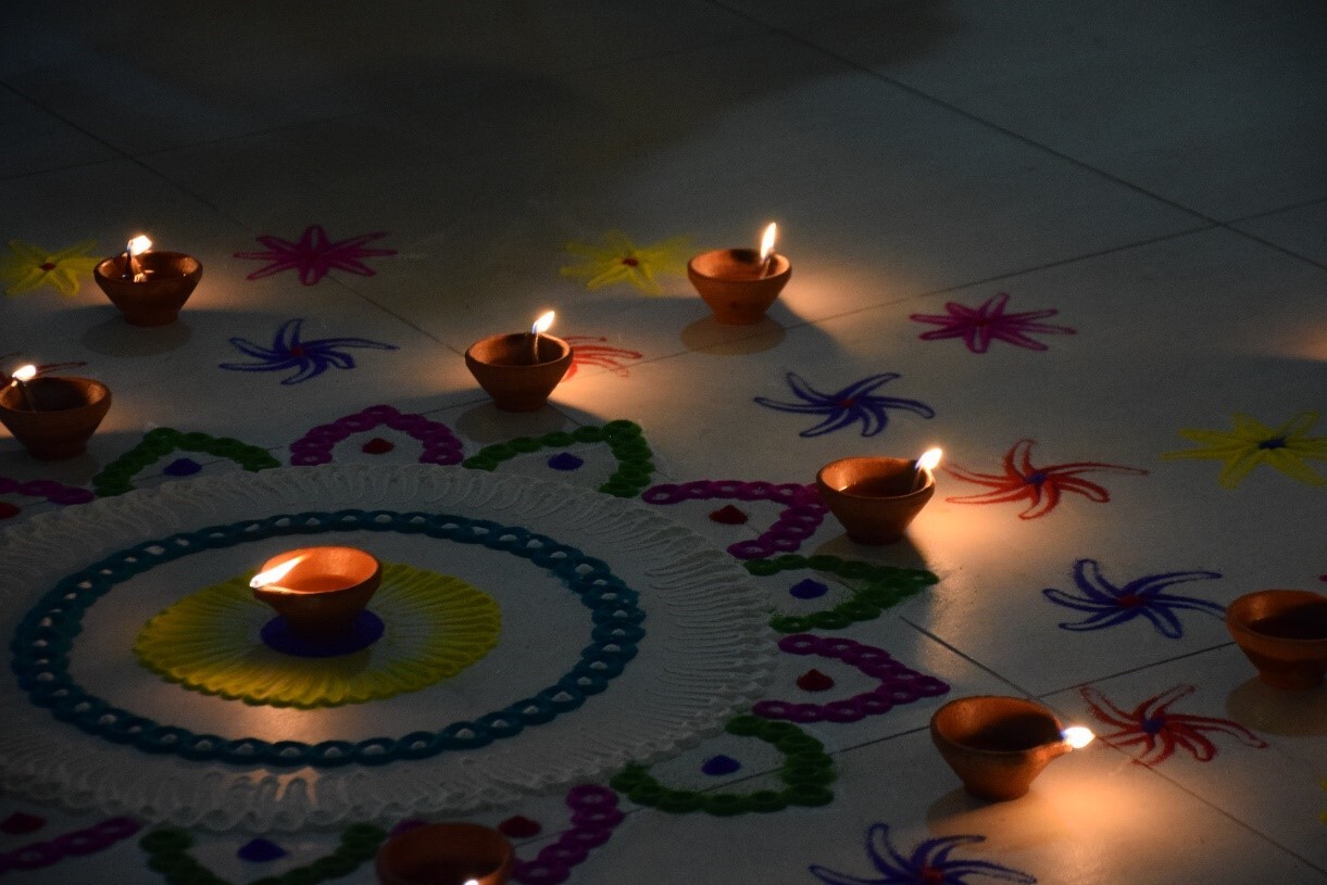 印度學生佈置的藍國麗（Rangoli）及印度油燈（Diya）