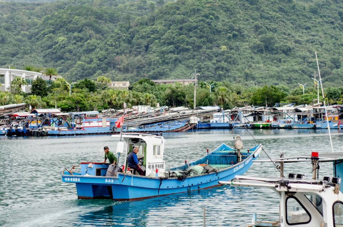 林曉彤家從爺爺時代留下的「明勝發 88 號」,幾乎每天都會從烏石港出港捕魚。(攝影/廖芷瑩)