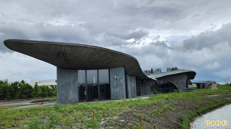 國立宜蘭大學城南校區「機電中心及園藝、生機、無人機館舍」兩棟建築，獲得「2023國家卓越建設獎」，圖為園藝、生機、無人機館。（記者游明金攝）