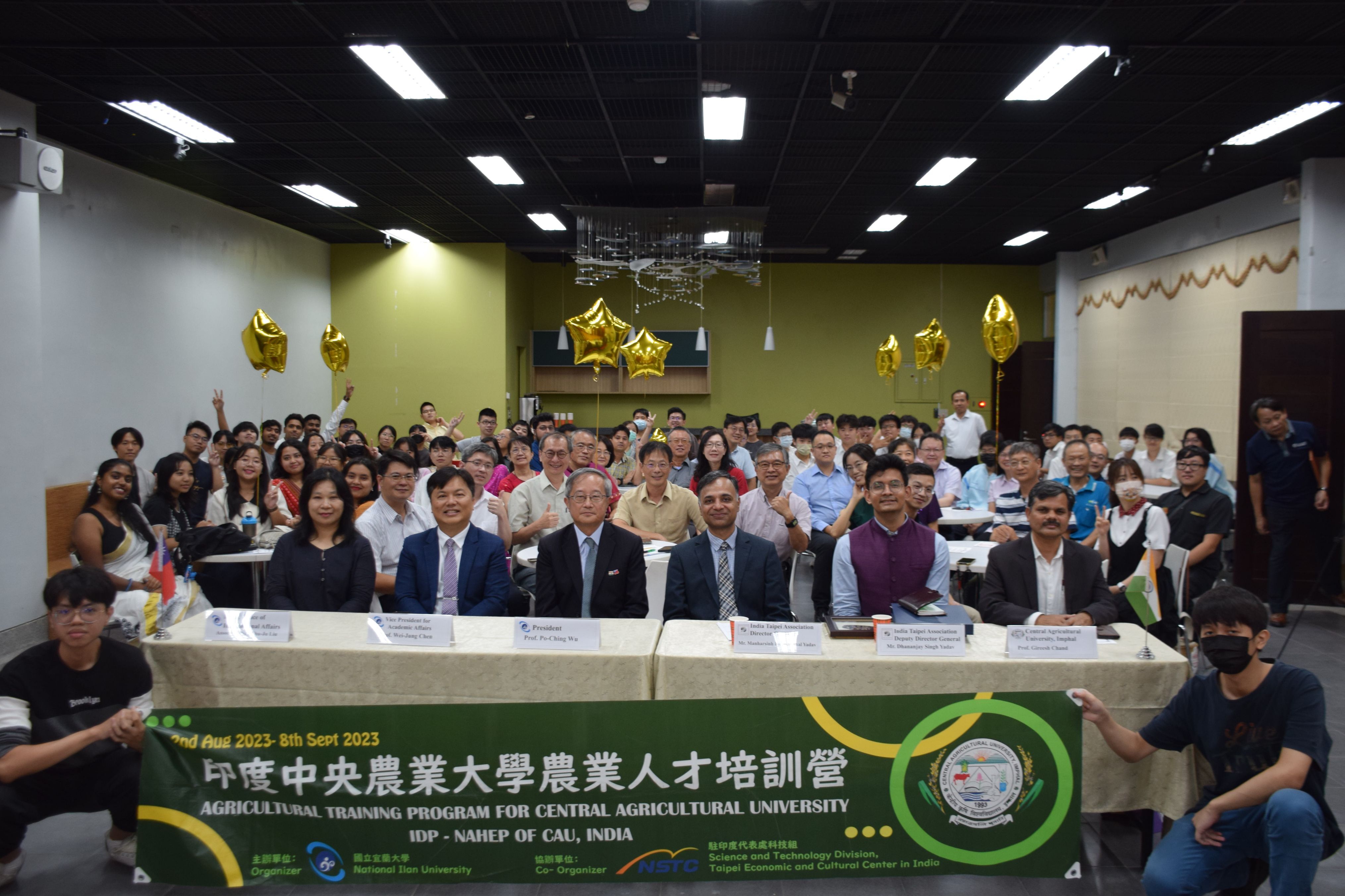 印度台北協會葉達夫會長（右3）、楊丹杰副會長（右2）受邀參加國立宜蘭大學主辦的印度中央農業大學農業人才培訓營結訓典禮暨歡送午宴，並與全體與會者合影。（右1：Prof. Gireesh Chand、左3:吳柏青校長、左2：陳威戎學術副校長、左1：劉淑如國際長。）