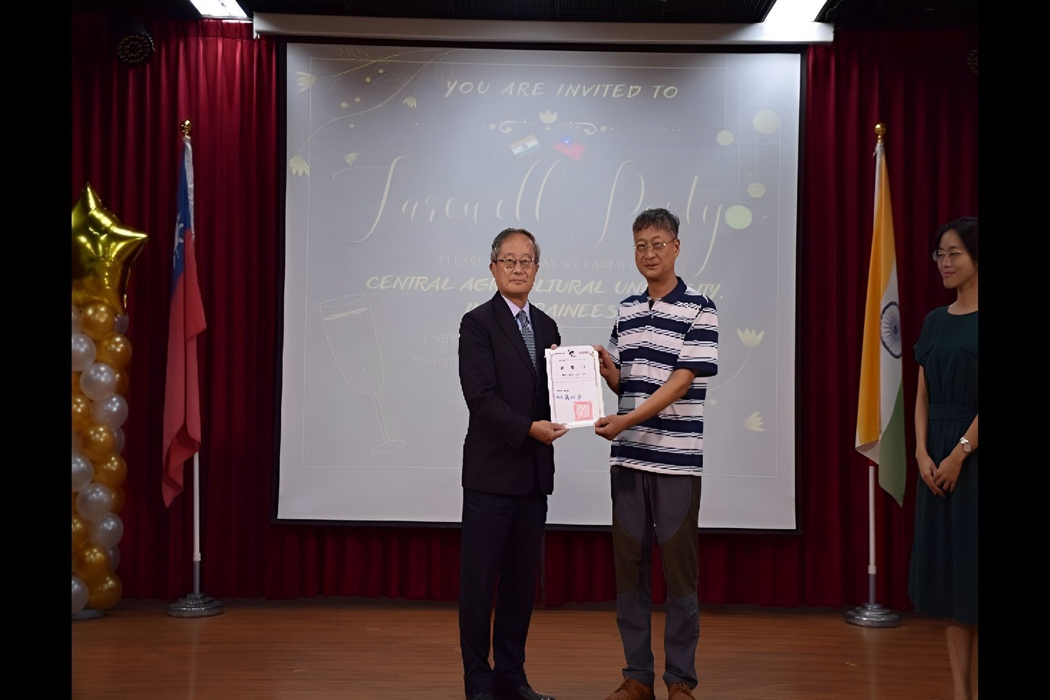 吳柏青校長頒發感謝狀予林業試驗所福山研究中心，陸聲山主任代表領取