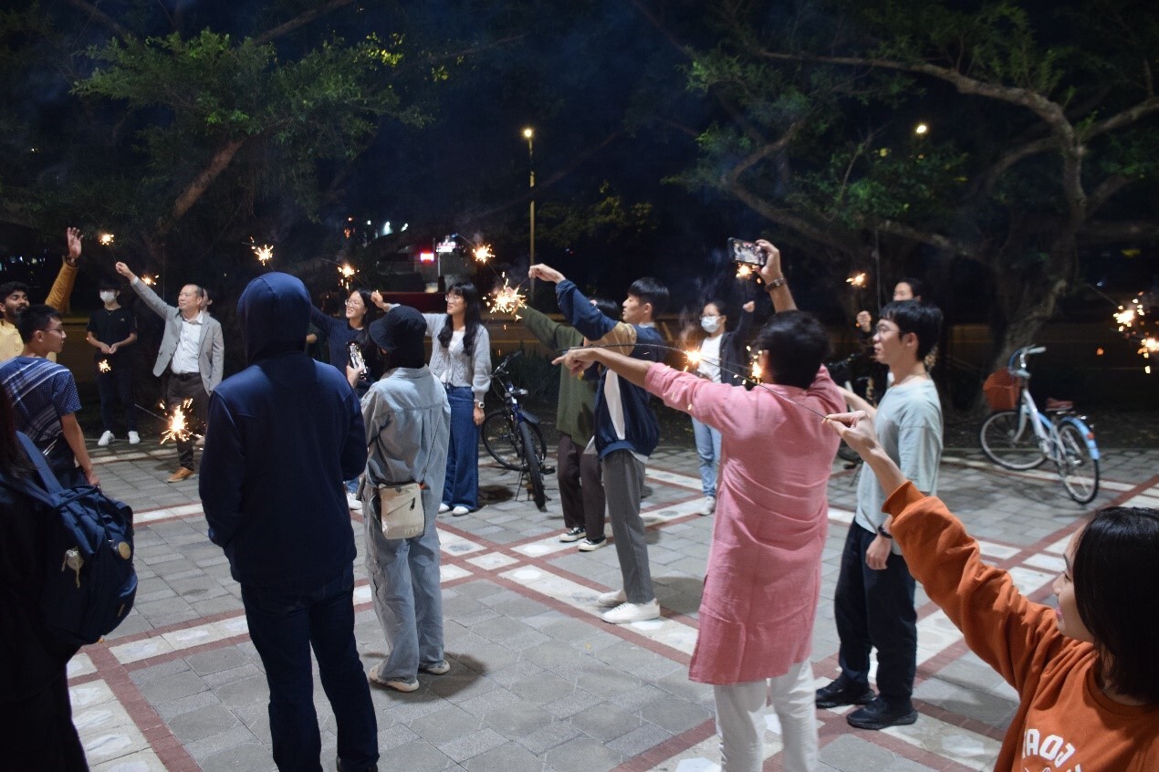 與會來賓高舉仙女棒互祝幸福