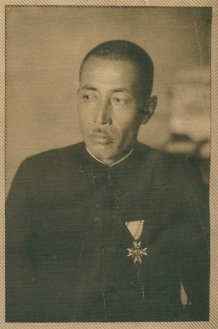 柳川鑑藏為日本神奈川縣人，1926-1931年在本校擔任第一任校長，1934年過世。摘自本校農林學校時期第1回畢業紀念冊