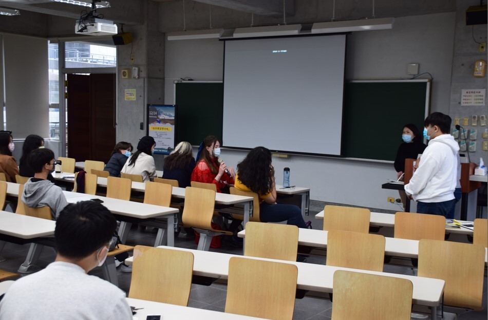 滕博士的紐西蘭訪問學生熱切地回覆學生們的踴躍提問