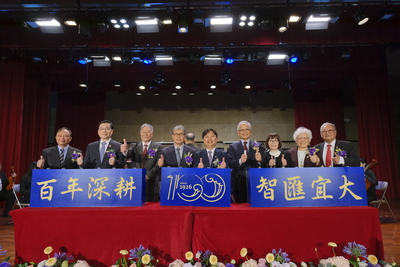 宜蘭大學百年校慶慶祝大會登場 教育部長鄭英耀親臨祝賀　游錫堃獲頒名譽理學博士圖片